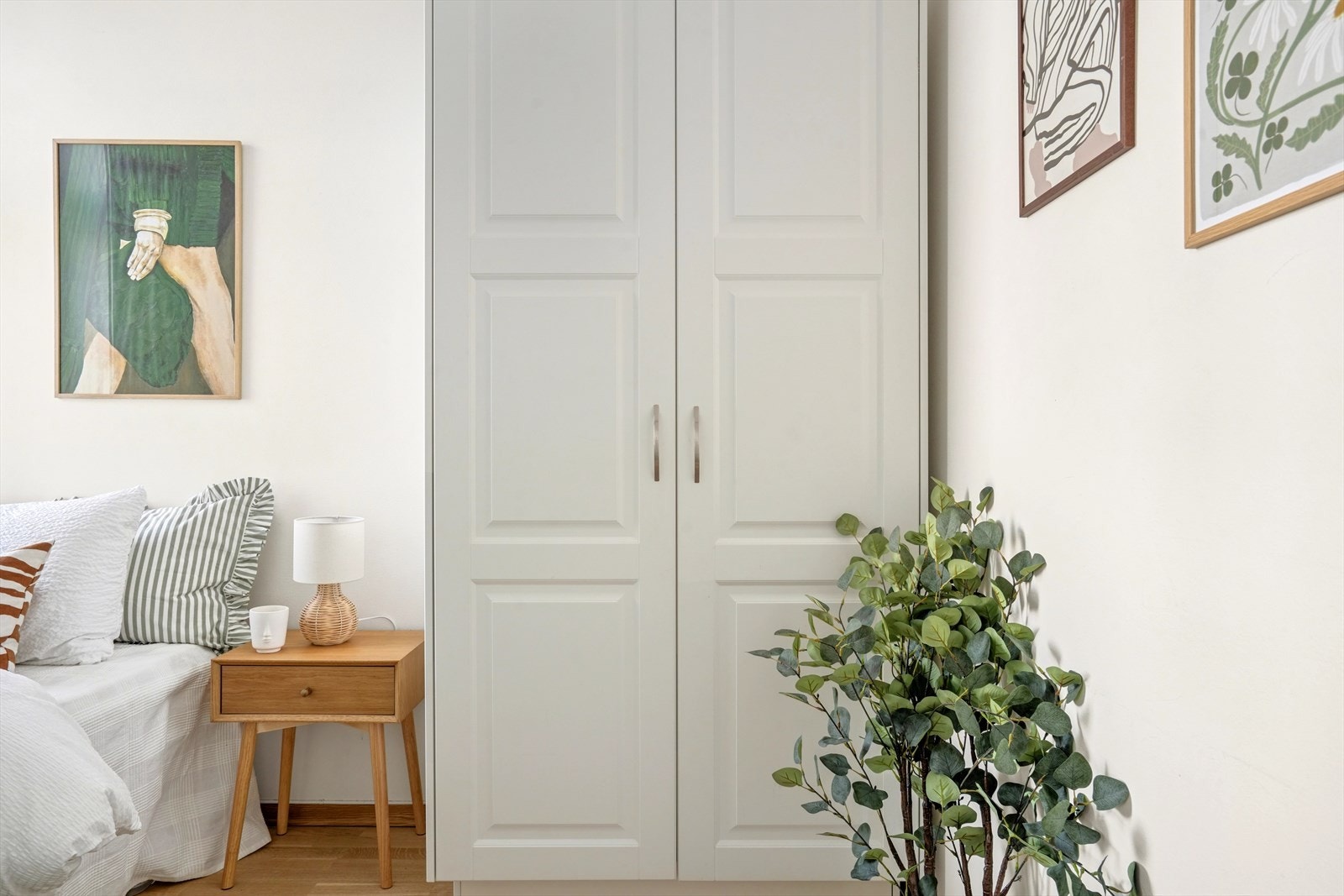 Soverommet har meget godt med garderobeskap som medfølger salget. Galleribilde