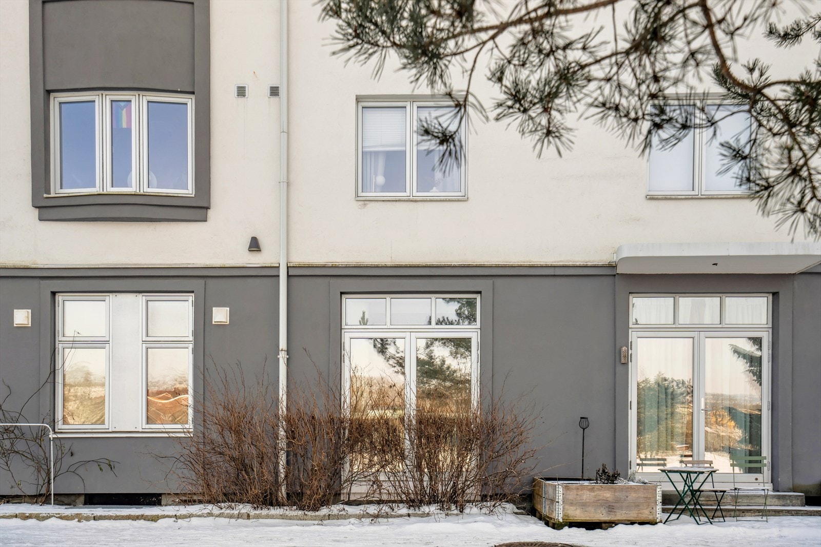 Leiligheten har fransk balkong ut mot Idylliske Voldsløkka. Flere av naboleilighetene har tatt bort hekken og bygget en liten trapp ned mot Voldsløkka. Galleribilde