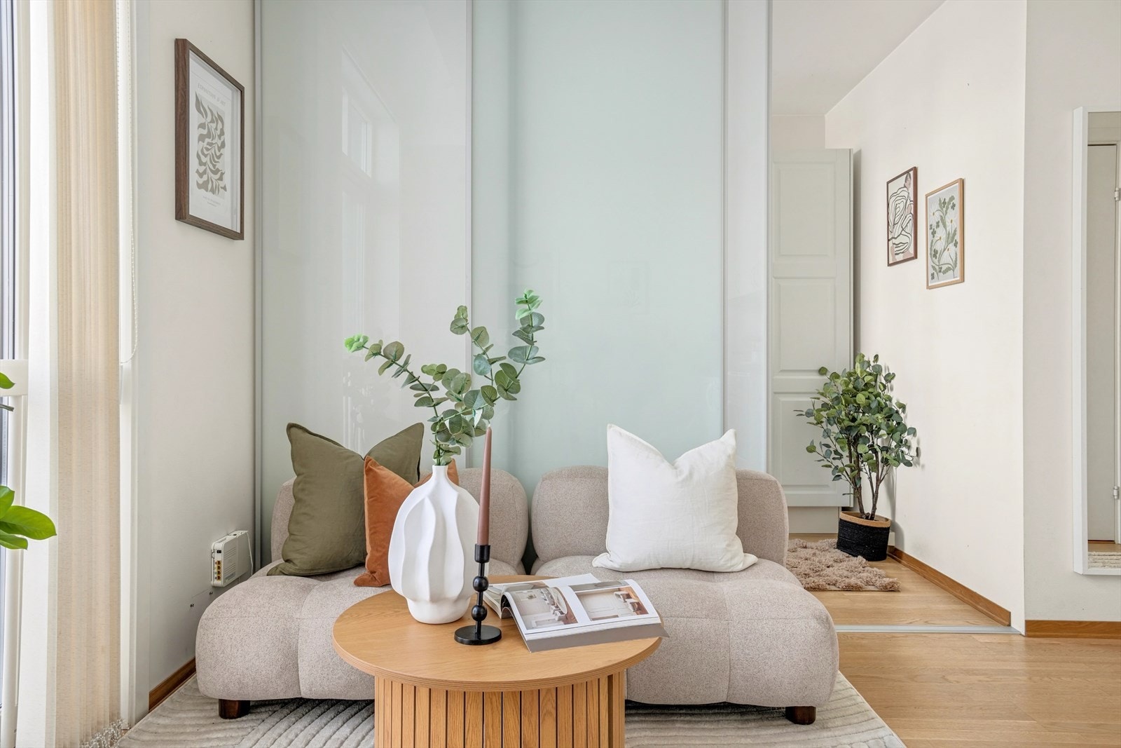 Det er skyvedører som skiller kjøkken/stue og soverom. Skyvedørene gjør at rommene enkelt kan disponeres på flere måter Galleribilde