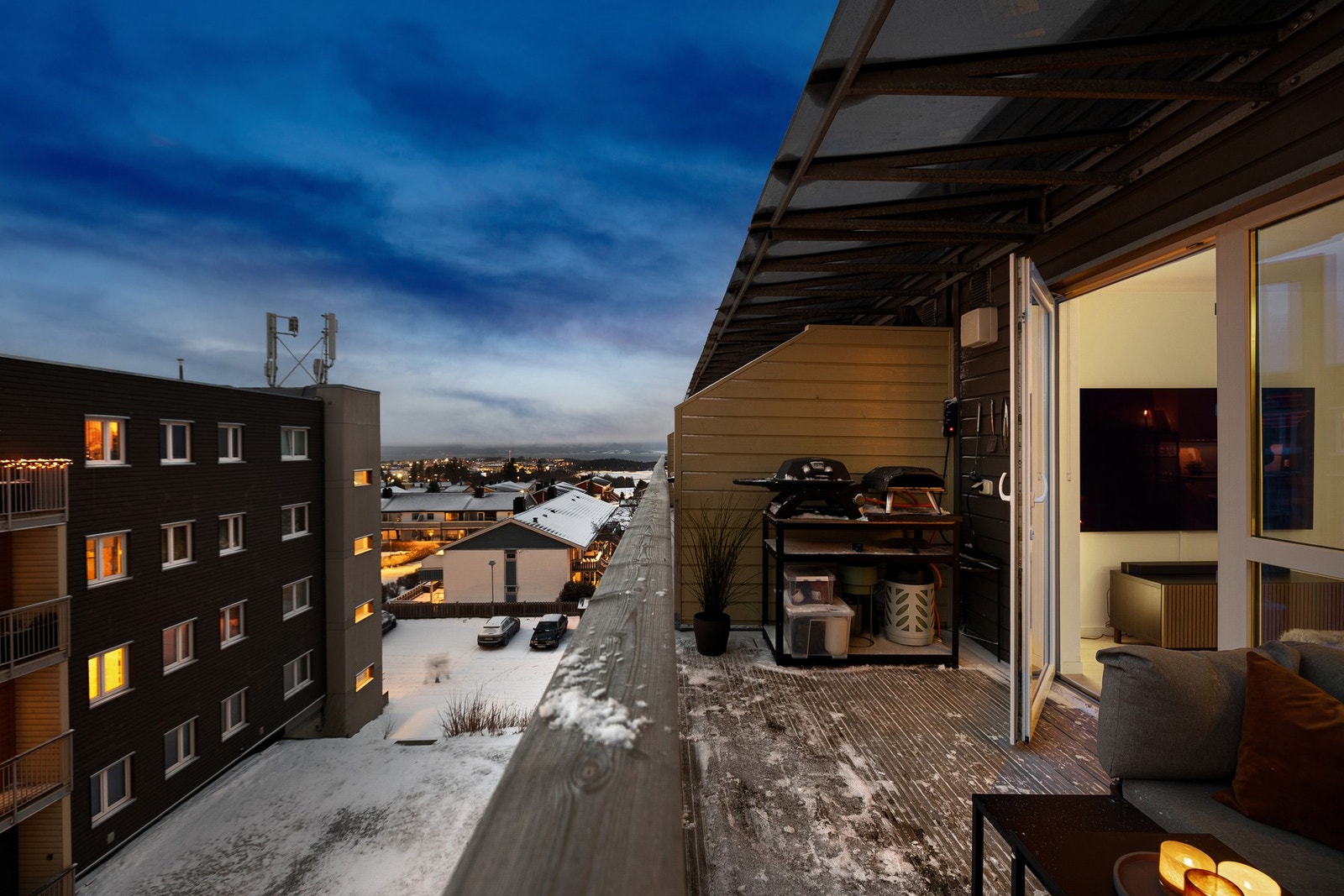 Balkongen er på hele 8,5 kvm. Her har du god plass til ønsket utendørsmøblement. Galleribilde