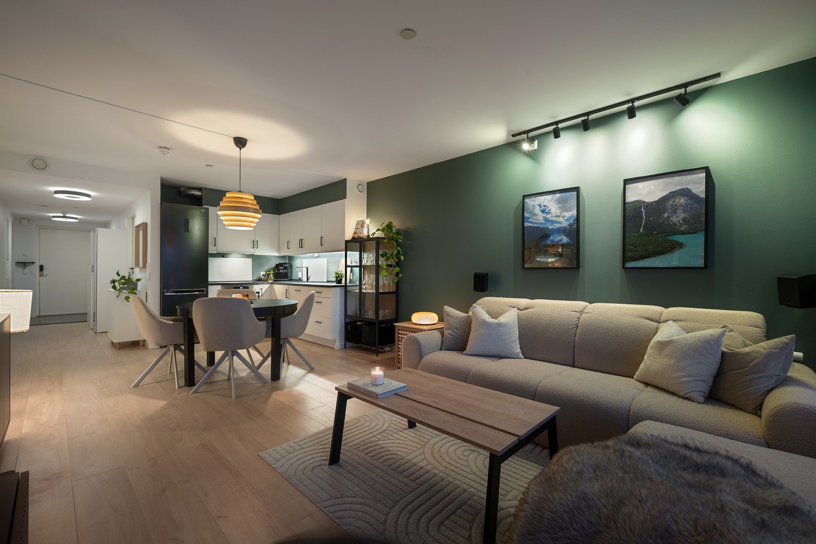 Leiligheten måler hele 71 kvm (BRA-i), og består av stue/kjøkken, bad, innvendig bod, entré og 2 soverom. Utover dette er leiligheten tilknyttet en ekstern bod i byggets felles kjeller. Galleribilde