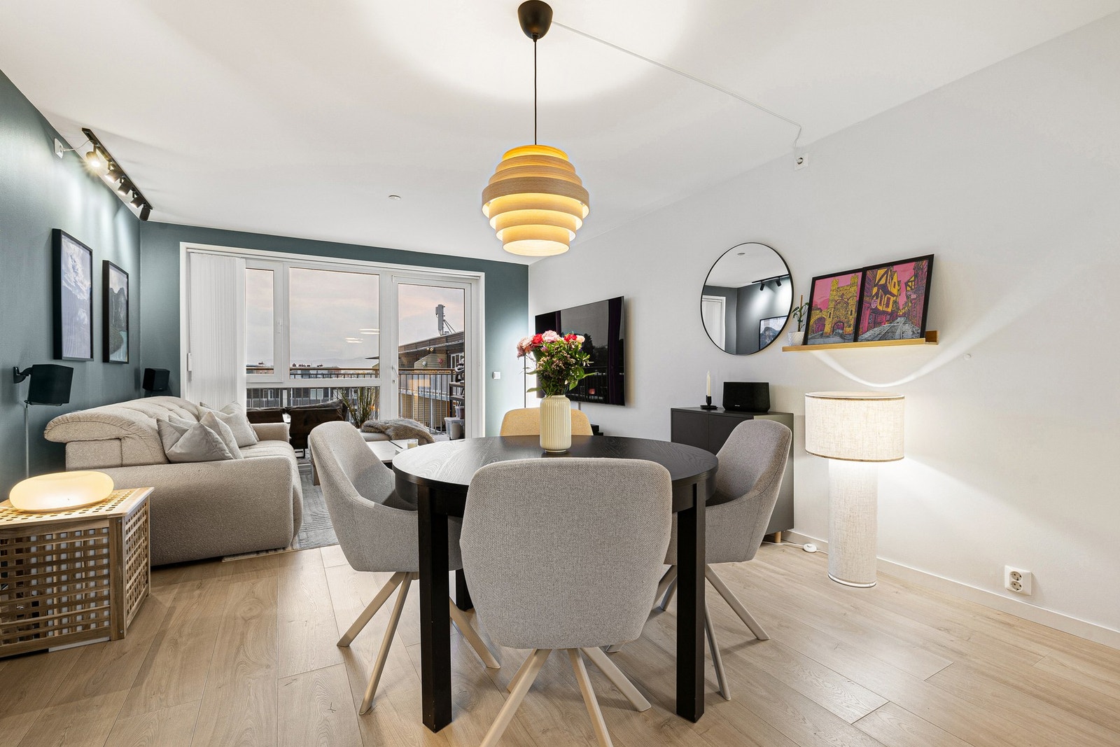 Sameiet har inngått kollektiv avtale med TELIA om levering av internett/TV, dette er inkludert i de månedlige felleskostnadene. Galleribilde