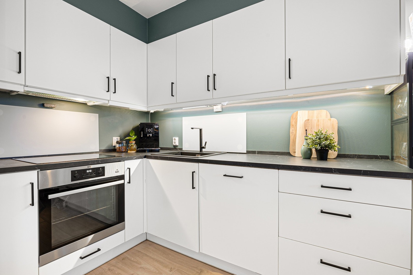 Kjøkkenet er i hovedsak fra byggeår, men ble i 2023 oppgradert med nye hvitevarer, ny benkeplate, håndtak, vaskekum og blandebatteri. Galleribilde