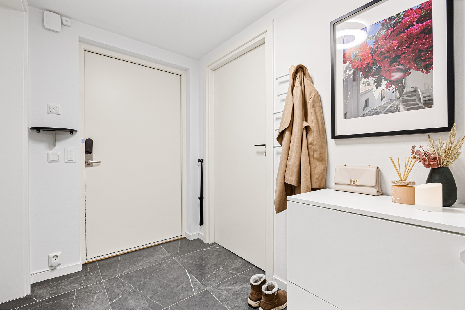 Velkommen inn! Flis på gulvet i entreen ble byttet i 2023. Galleribilde