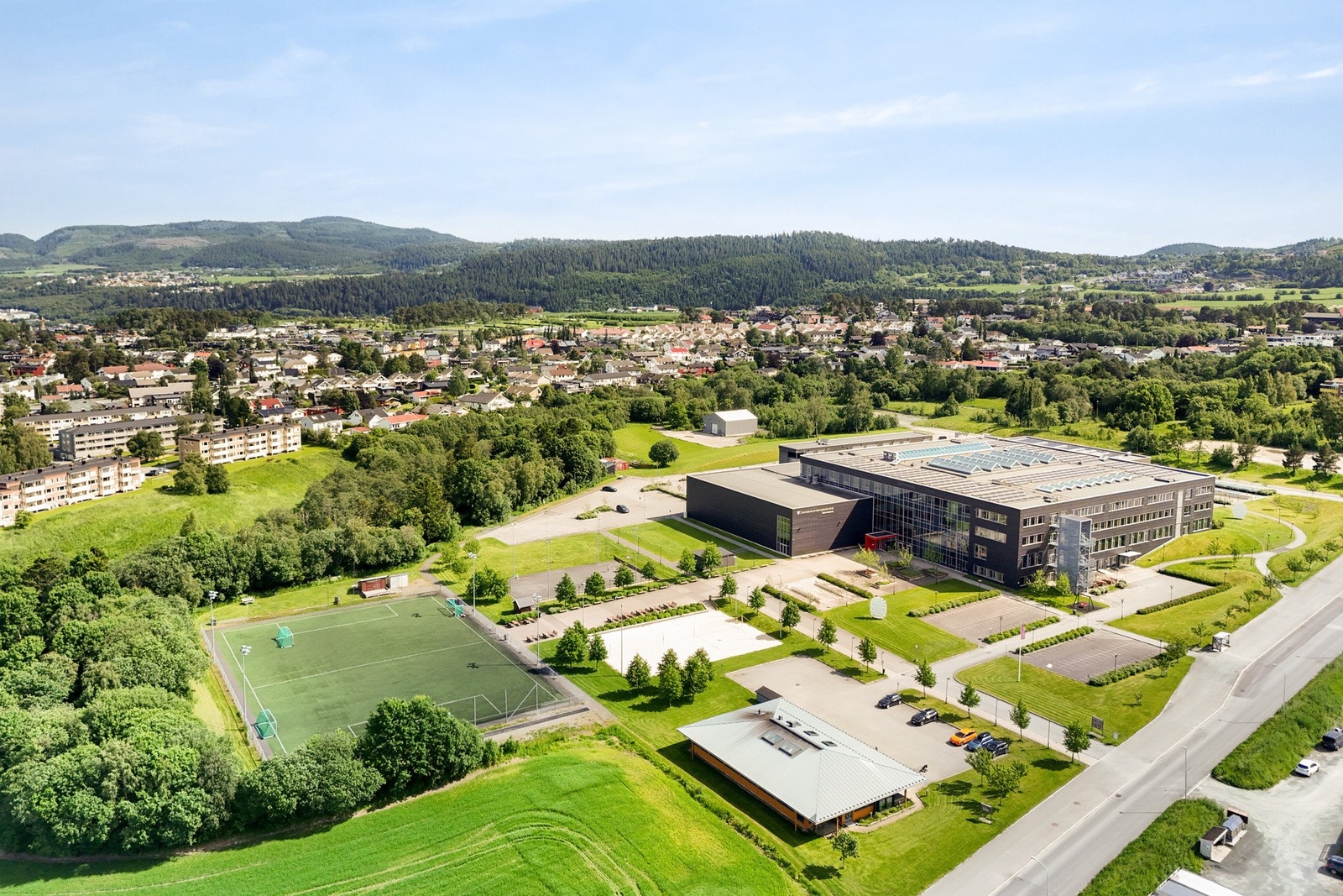 Brundalen er et område med nærhet til flere skoler/barnehager, dagligvareforretninger, turområder og idrettsplasser. Galleribilde