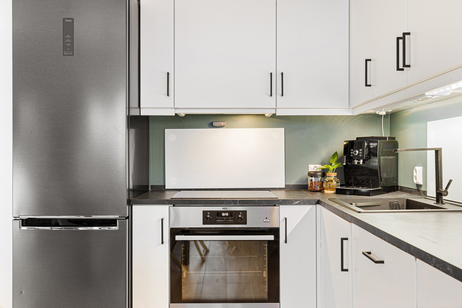 Kjøkkenet er utstyrt med integrert platetopp, stekeovn og oppvaskmaskin. Galleribilde