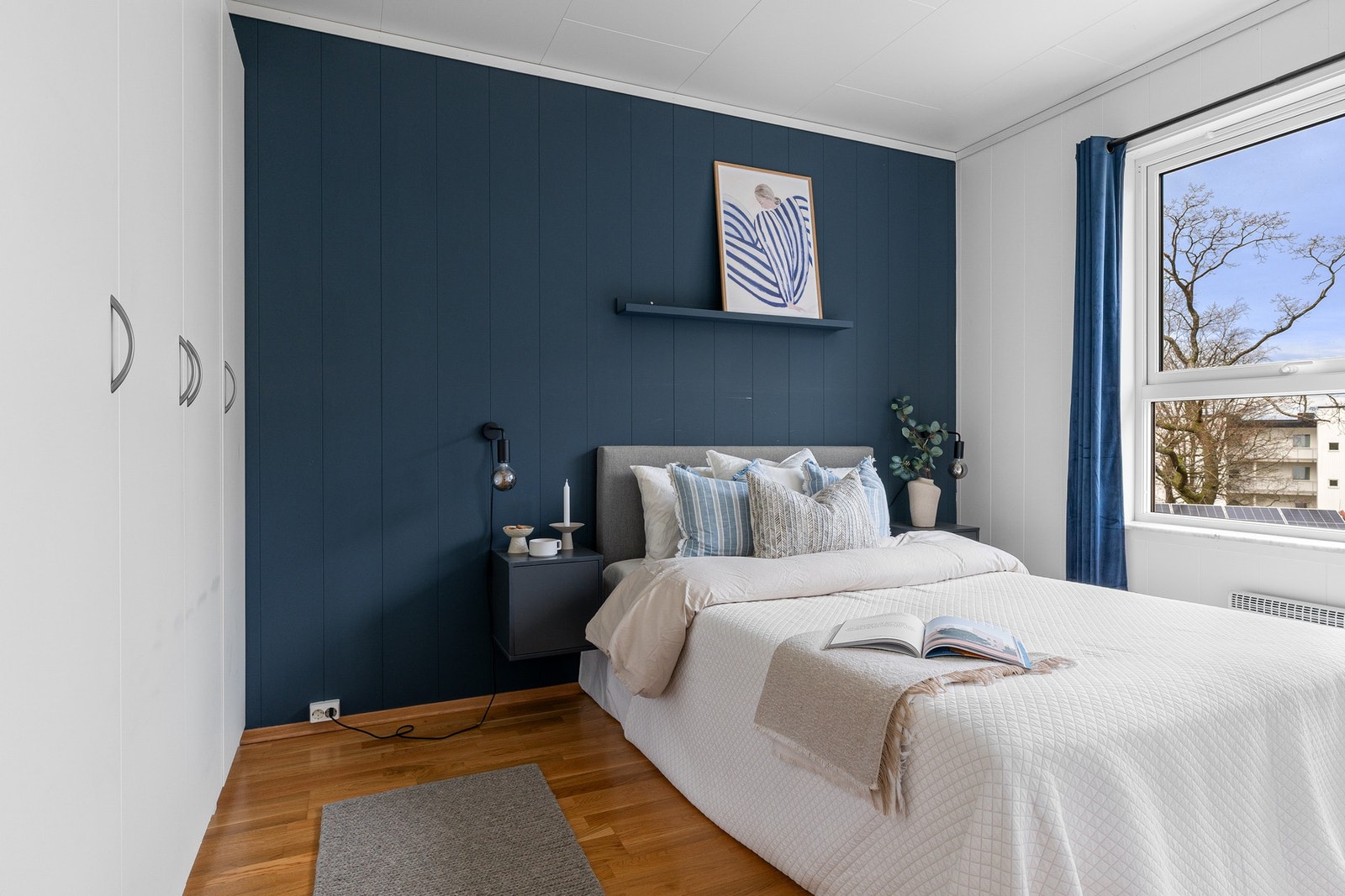 Rommet har store vindusflater som gir fint lysinnslipp. Galleribilde