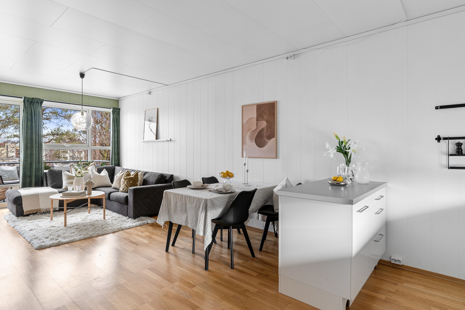 Stuen og kjøkkenet ligger i åpen løsning. Galleribilde