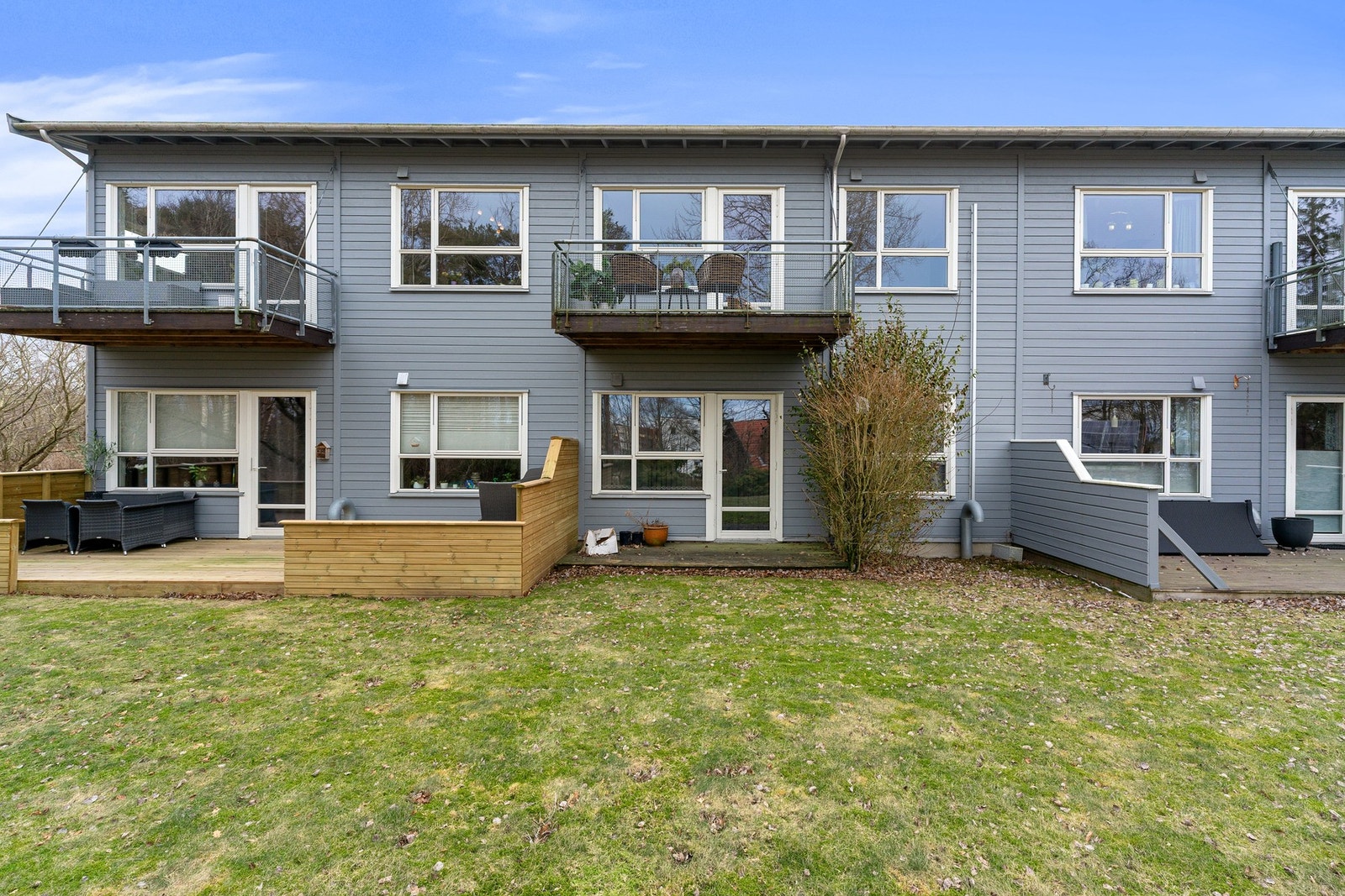 Dagligvarebutikkene Coop Extra og Kiwi, samt post, bank, apotek og helsesenter ligger i kort avstand. Galleribilde