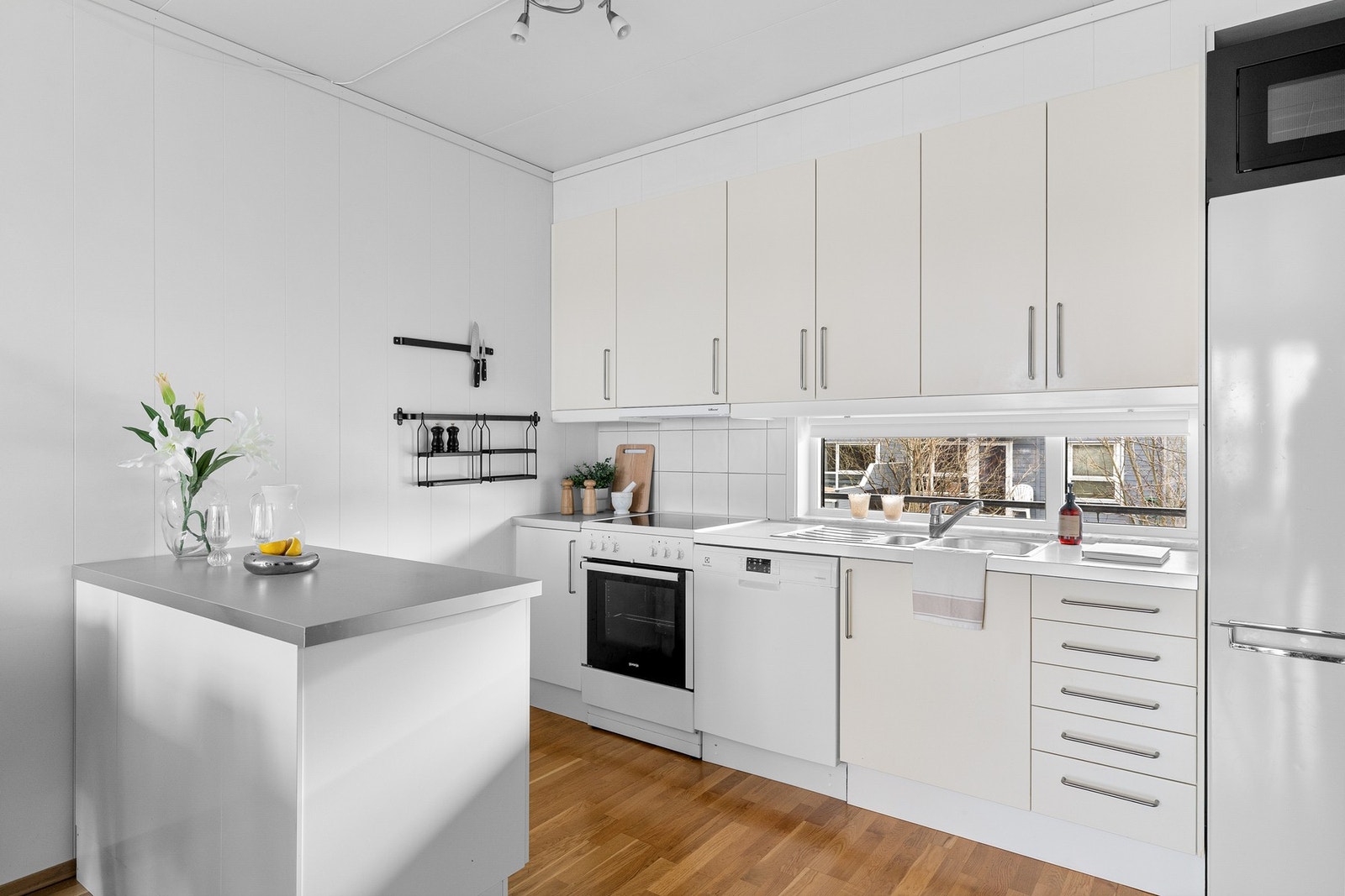 Kjøkkenet har god plass til frittstående hvitevarer som komfyr, oppvaskmaskin og kjøleskap. Galleribilde