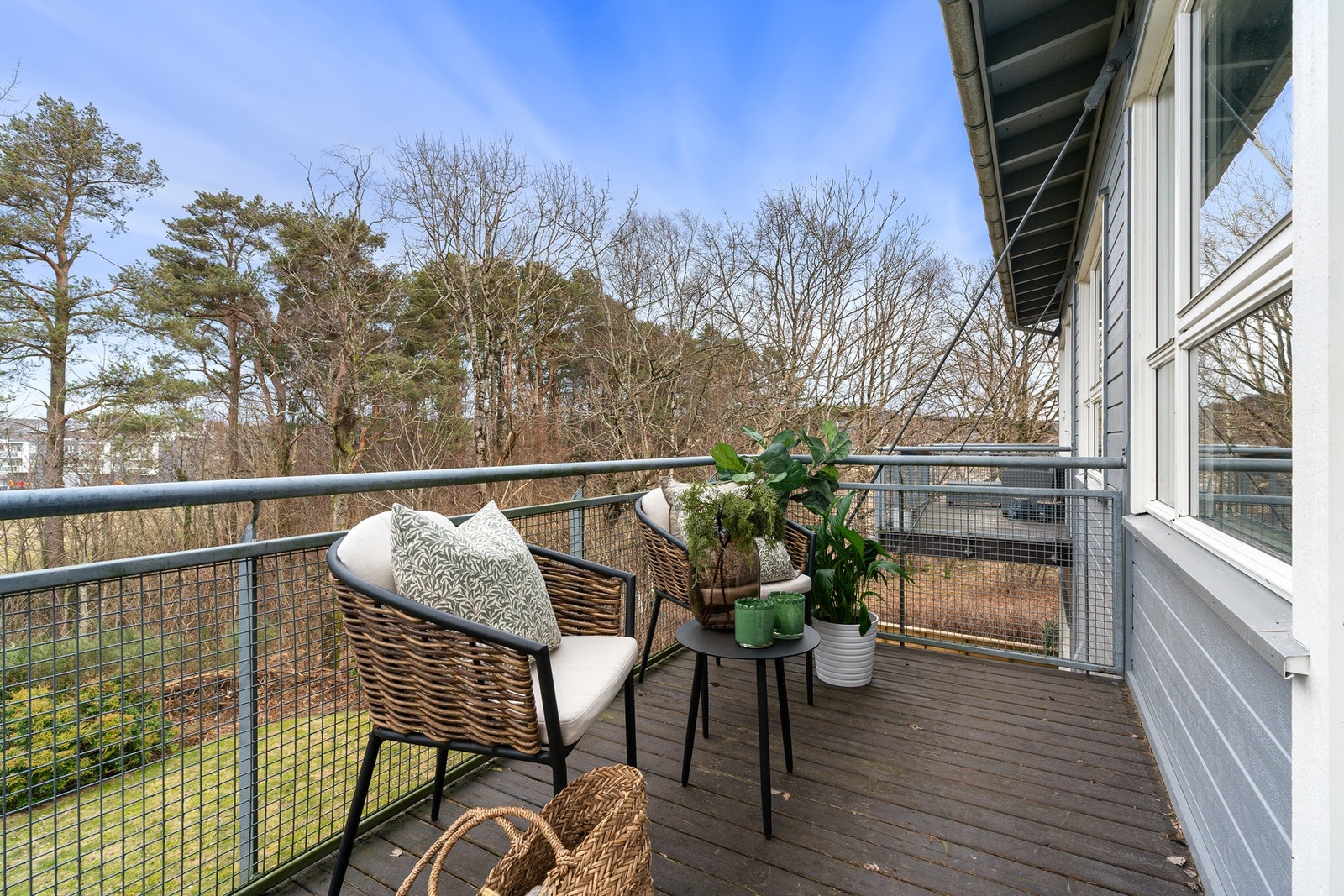 Balkongen har plass til diverse planter og sittegrupper. Galleribilde