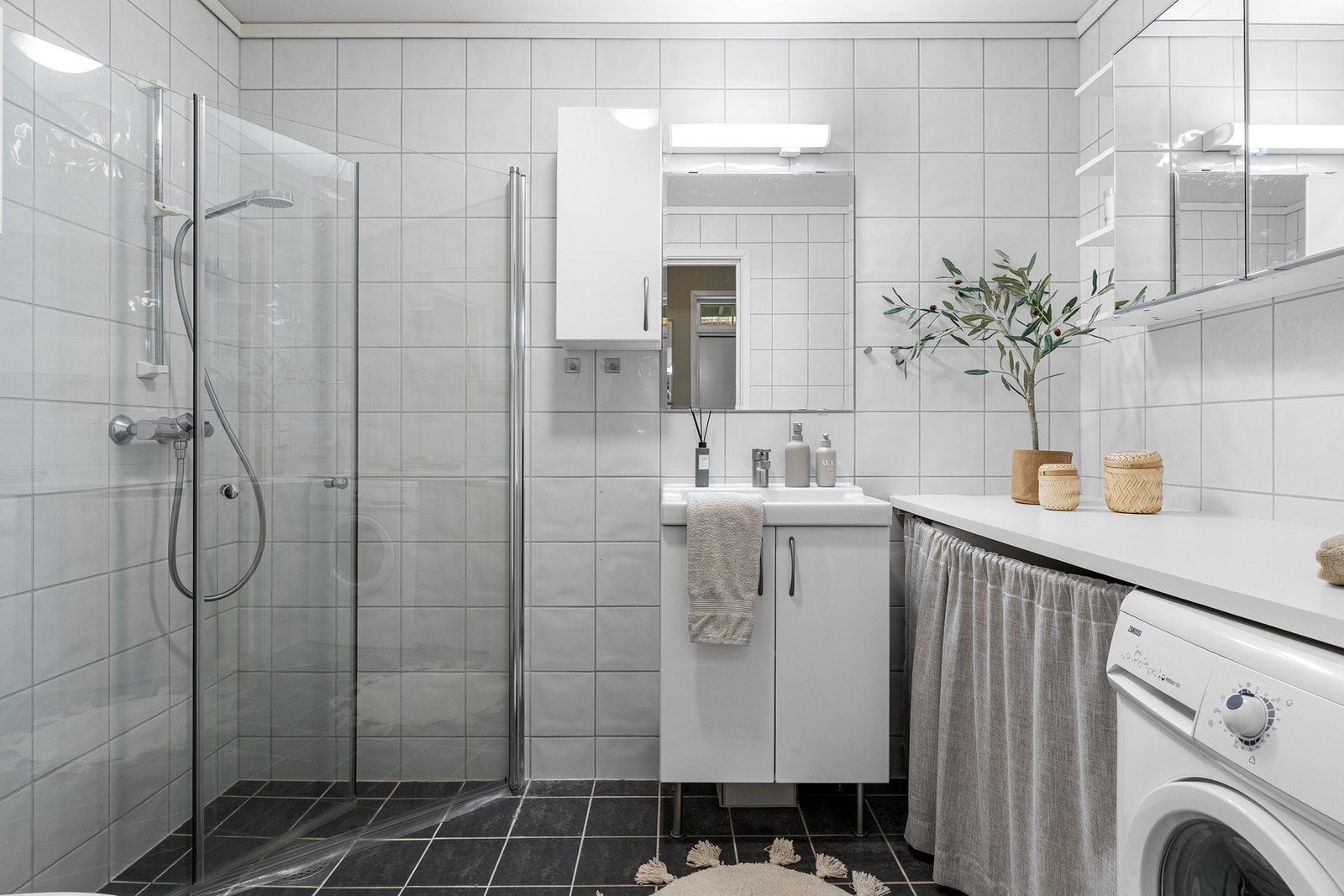 Av våtrom har leiligheten et bad/vaskerom. Badet har fliser på både gulv og vegger. Galleribilde