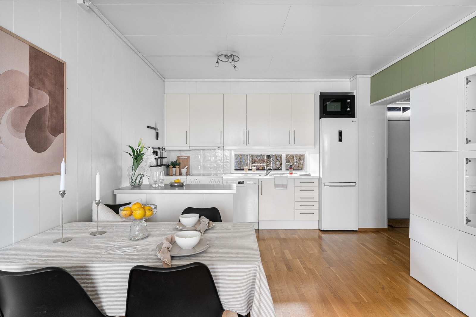 Gode vindusflater som slipper inn naturlig lys inn i rommet, samt utgang til leilighetens balkong. Galleribilde