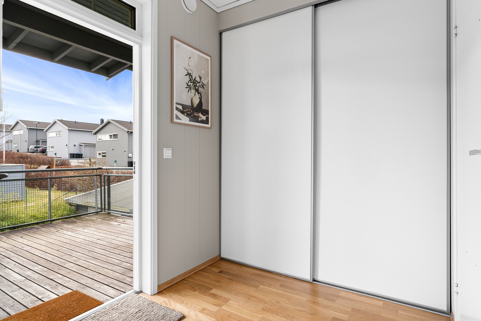 ntreen har parkett på gulv, samt malte overflater. Rommet har en praktisk skyvedørsgarderobe til oppbevaring av yttertøy og sko. Galleribilde