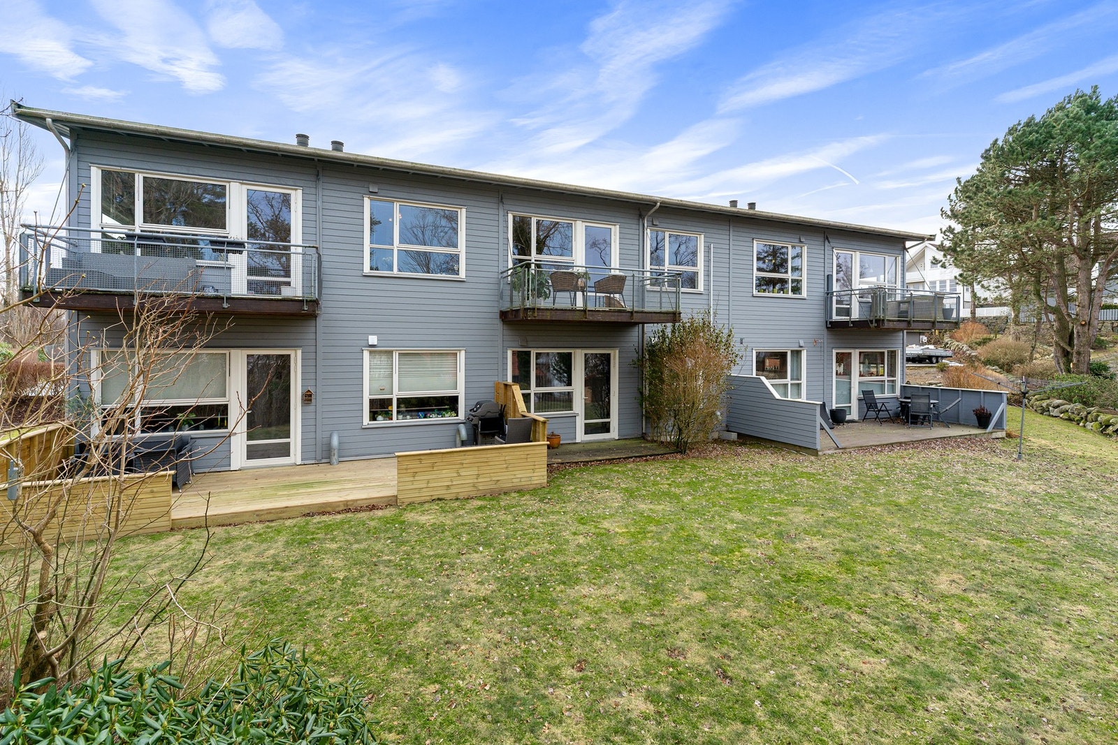 Eiendommen ligger like ved Stemmen. Her kan en nyte fredfulle stunder i skjermede omgivelser omgitt av trær, grøntområder og beplantning. Mulighet for bading, volleyball m.m. Galleribilde