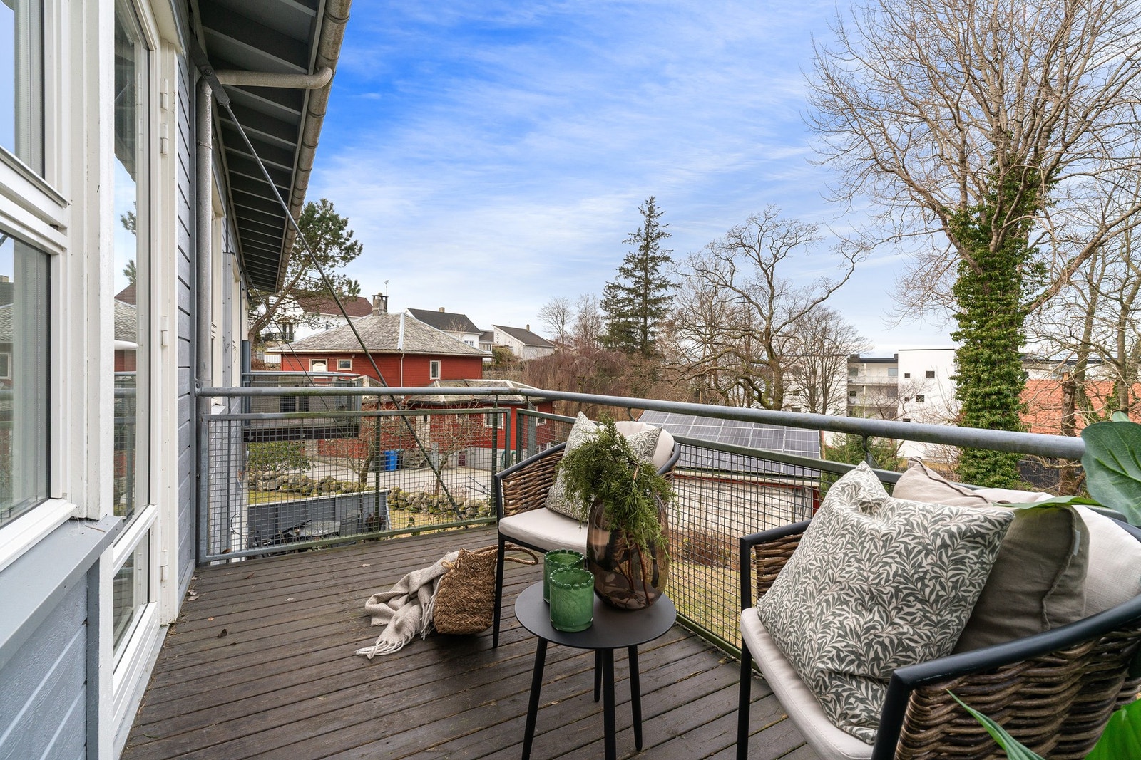 Fra stuen er det utgang til en romslig balkong. Galleribilde