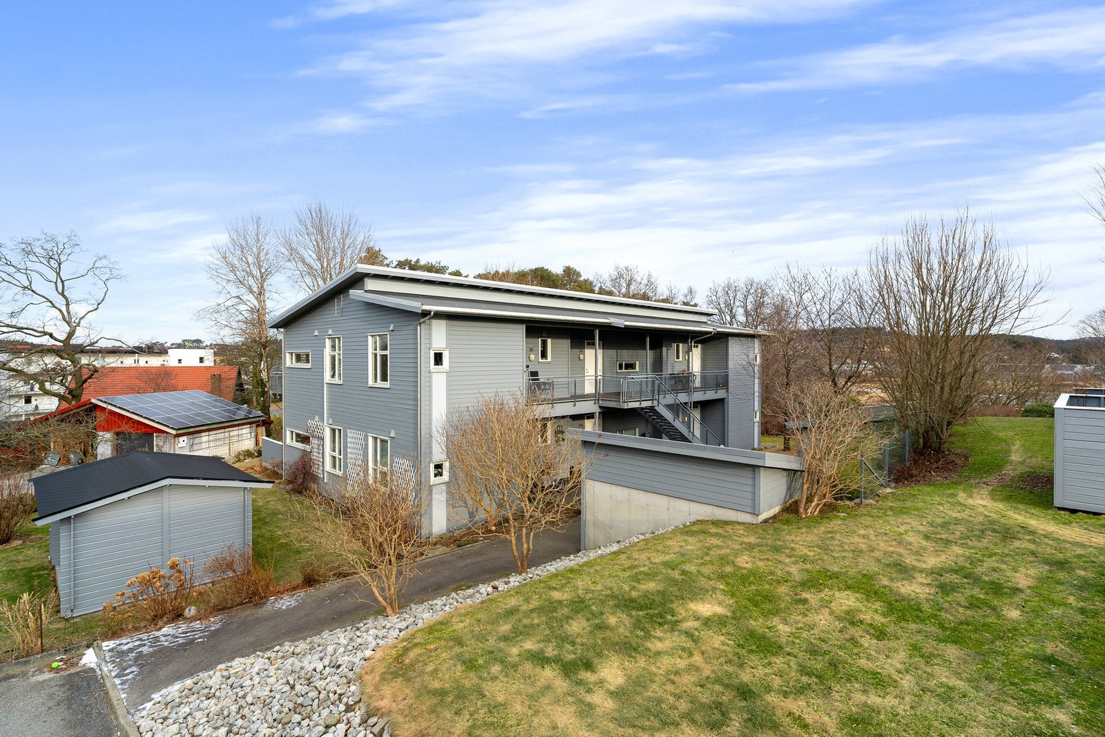 Det medfølger utvendig parkeringsplass og utvendig bod. Galleribilde