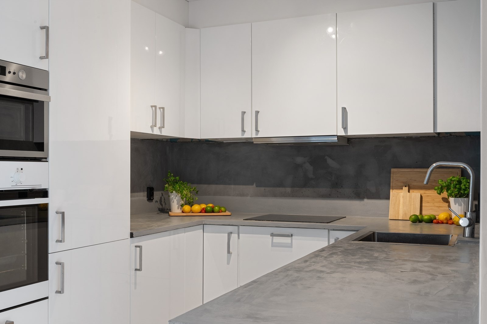 - Godt med skap- og benkeplass gjør matlagingen til en drøm - Galleribilde