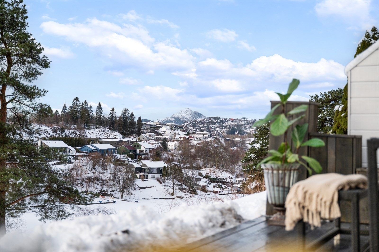 - Herfra har du nydelig utsikt med kveldssol midtsommers - Galleribilde