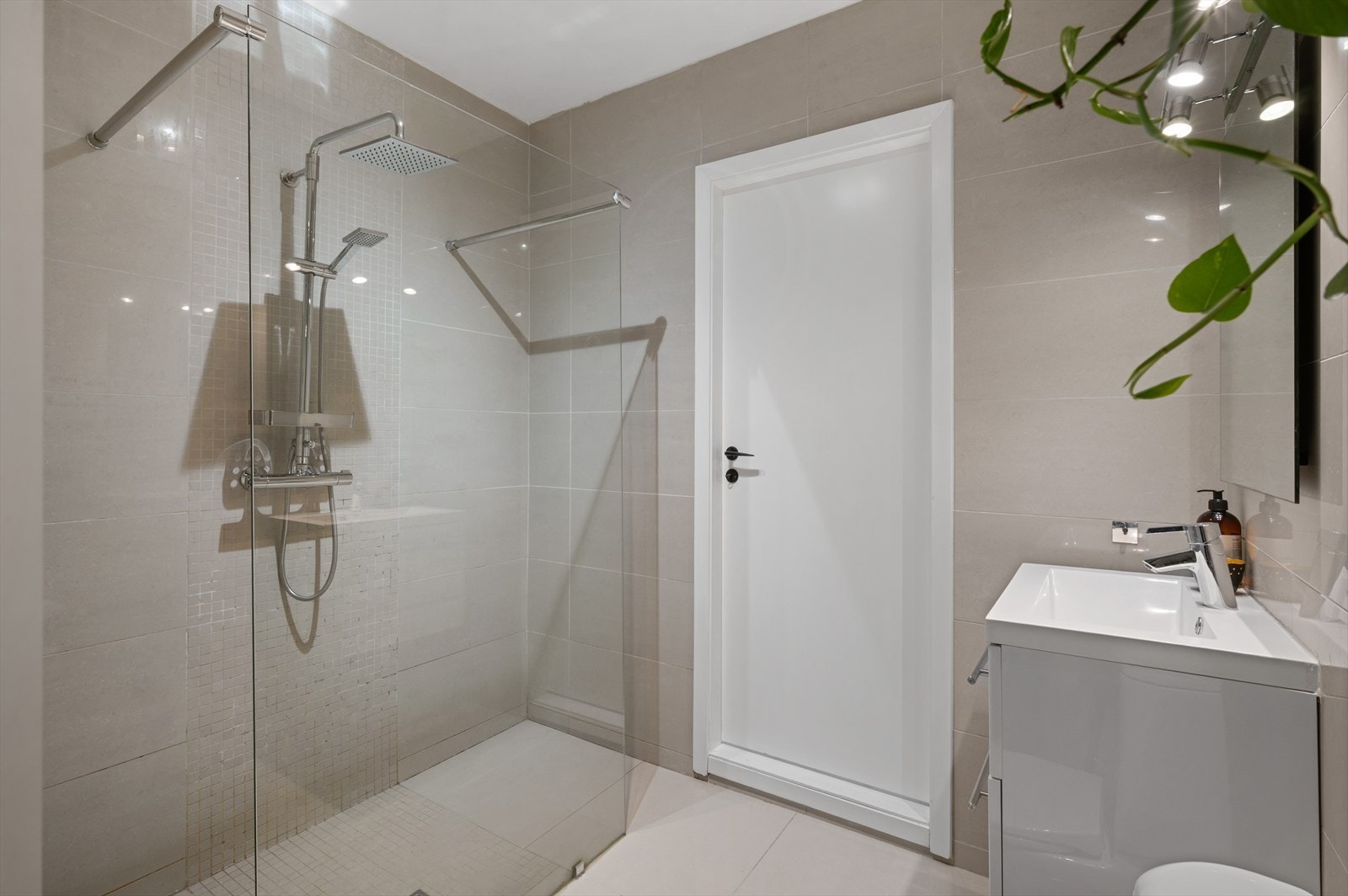 - Gulvvarme på bad sørger for en jevn og behagelig varme i rommet - Galleribilde