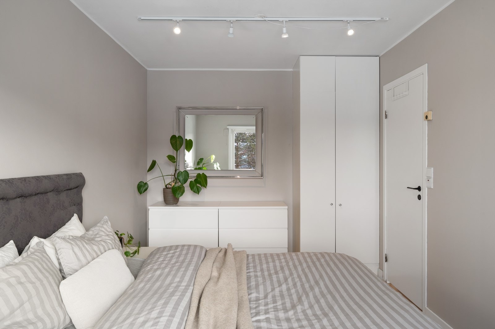 - Merk praktisk garderobeløsning - Galleribilde