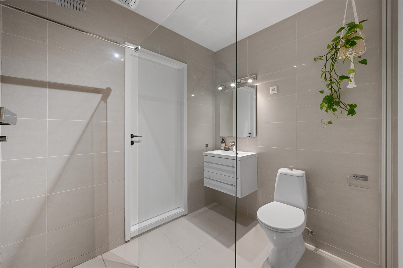 - Badet er innredet med heldekkende servant, toalett, dusjvegg i glass og varmtvannsbereder - Galleribilde