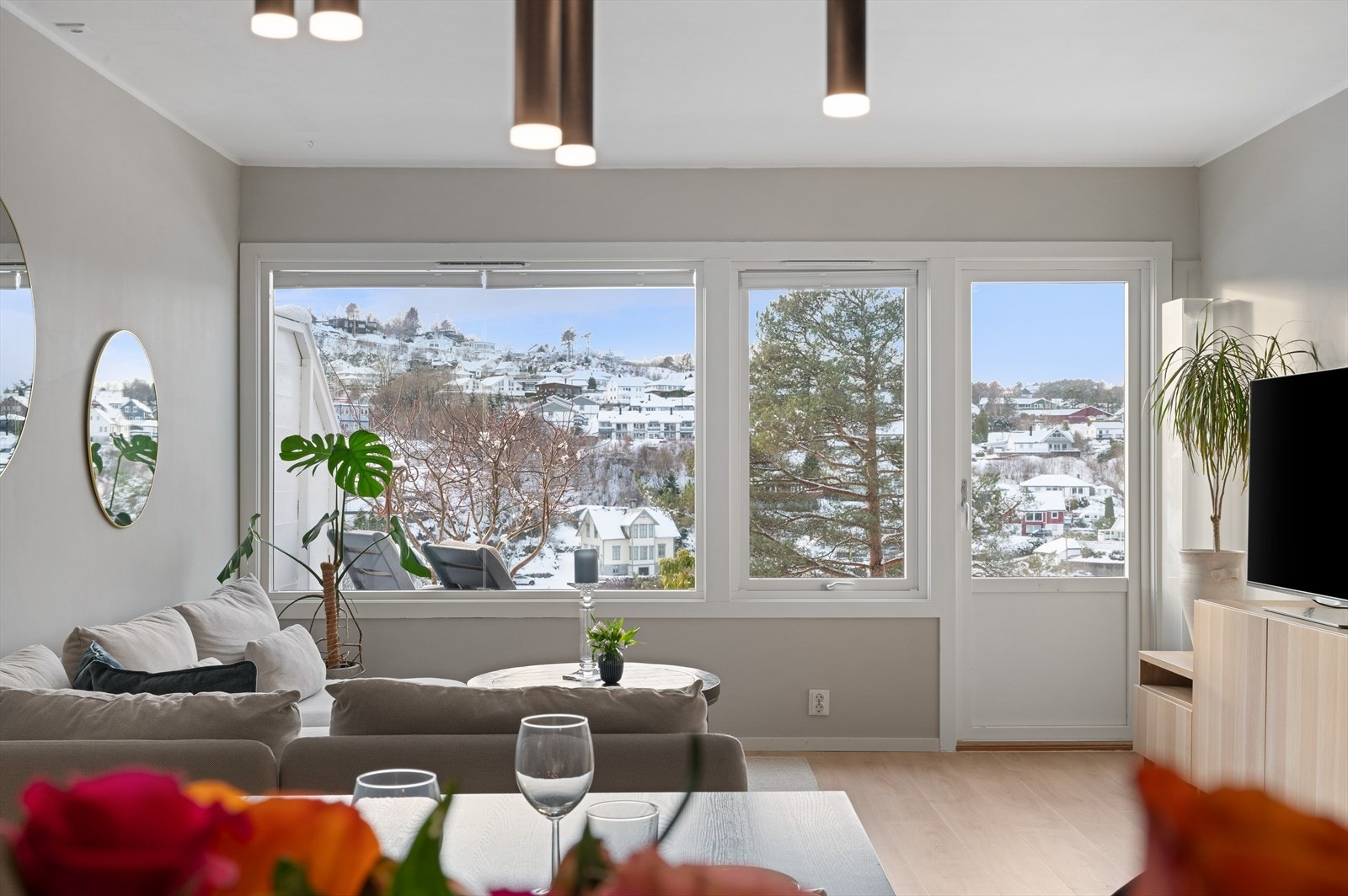 - Generøse vindusflater slipper inn rikelig med naturlig sollys, uten noen form for innsyn - Galleribilde