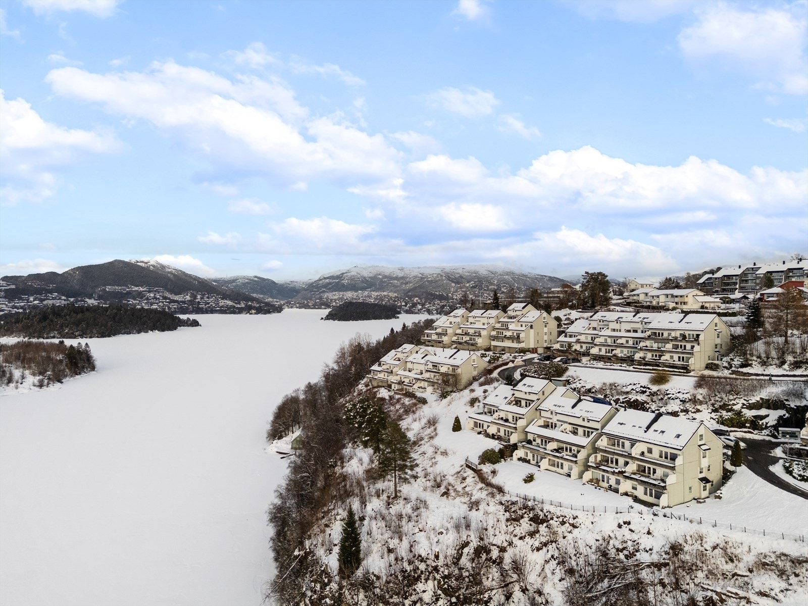 - Alle daglige servicetilbud finnes i nærområdet og man får de beste forutsetningene for effektive hverdager og flotte fridager - Galleribilde