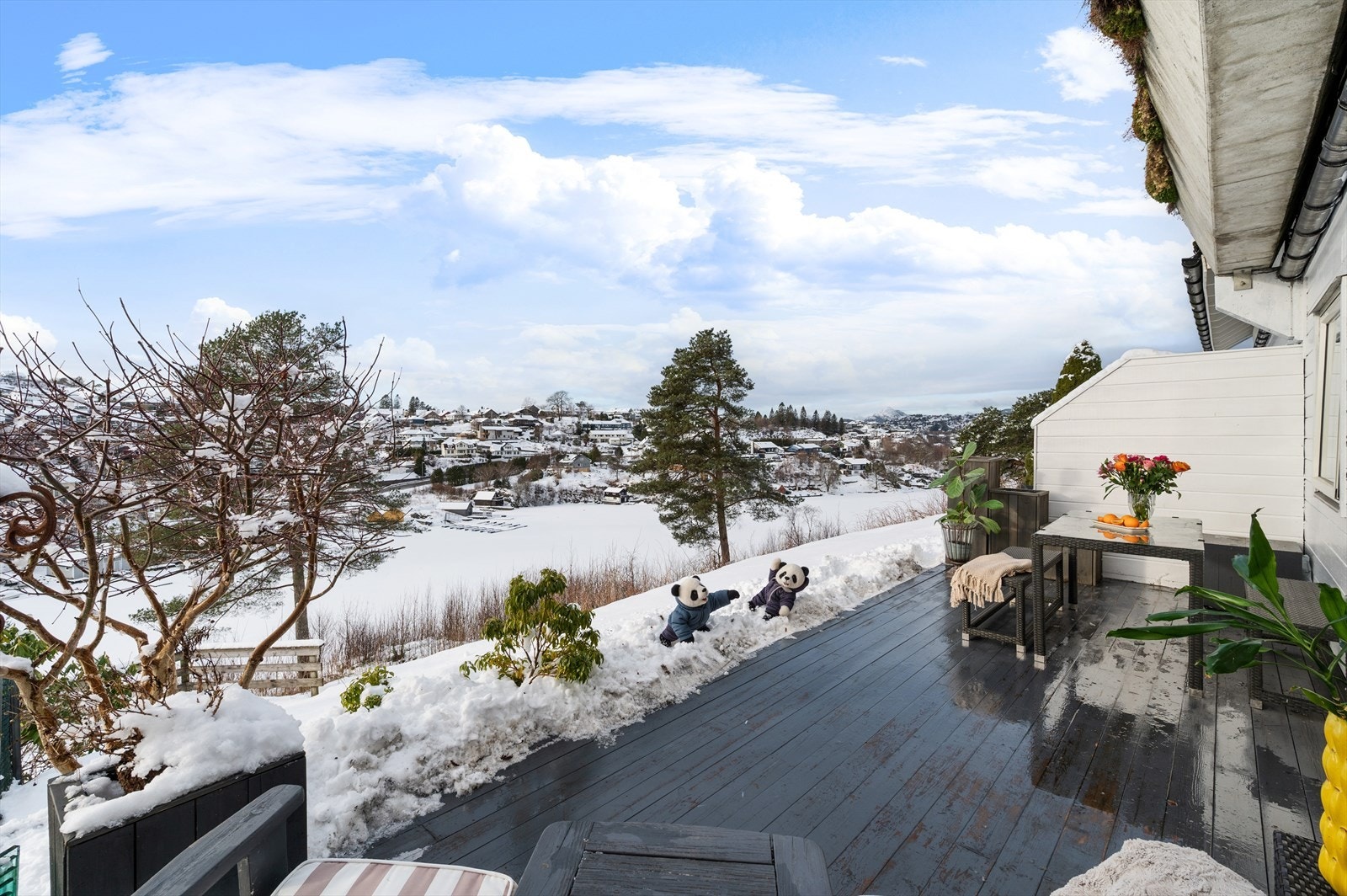 - Fra stuen er det direkte adkomst til en herlig terrasseplatting som måler 18,3m² - Galleribilde