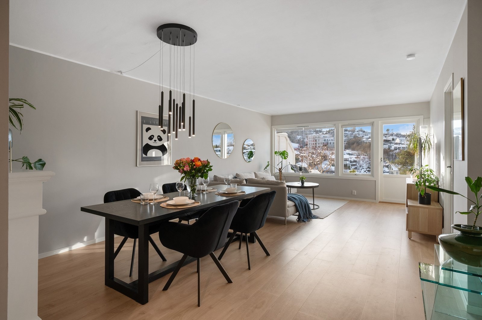 - Gjennomgående lik laminat på gulv gir en rød tråd gjennom boligen og skaper et nydelig helhetsinntrykk - Galleribilde