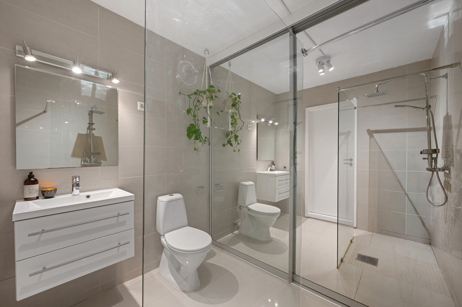 - Flott, helfliset bad som måler 6,1m² - Galleribilde