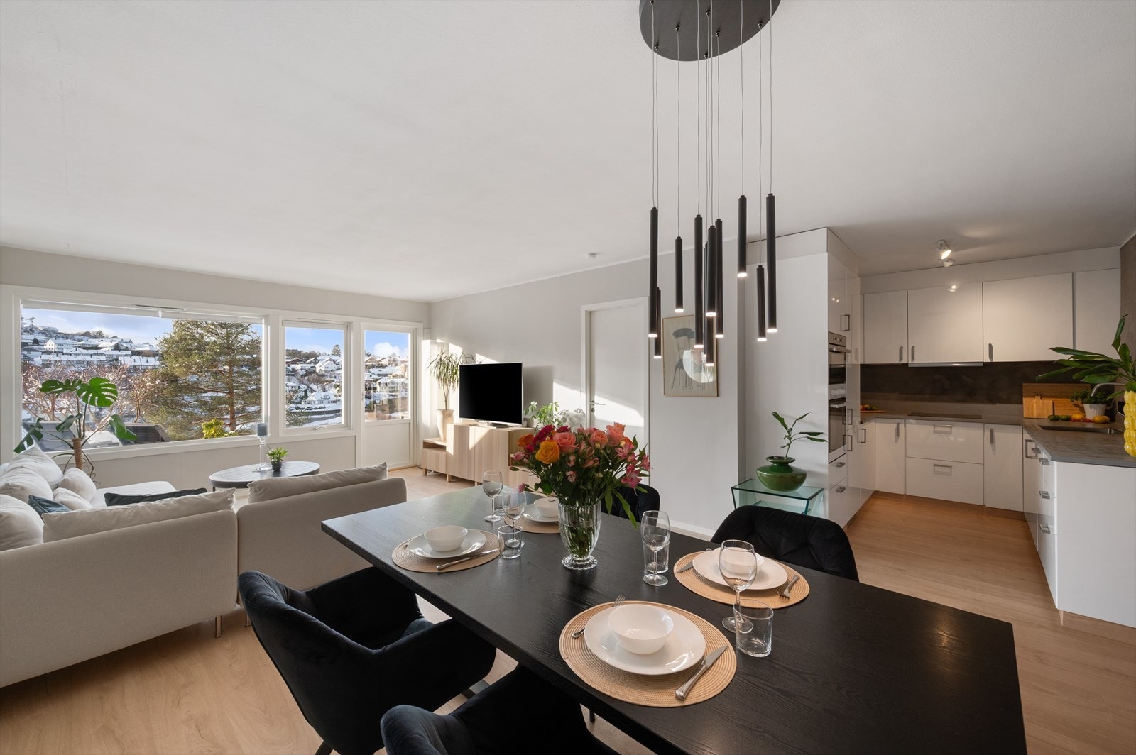 - Utformingen gjør det enkelt å innrede med sofa- og spisegruppe i hver sin naturlige sone - Galleribilde