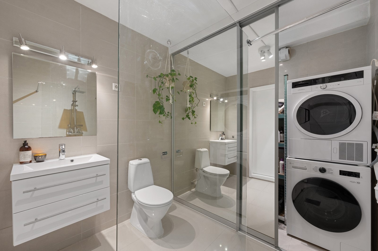 - Svært praktisk med skyvedørsgarderobe m/opplegg for vaskemaskin og ekstra lagringsplass - Galleribilde