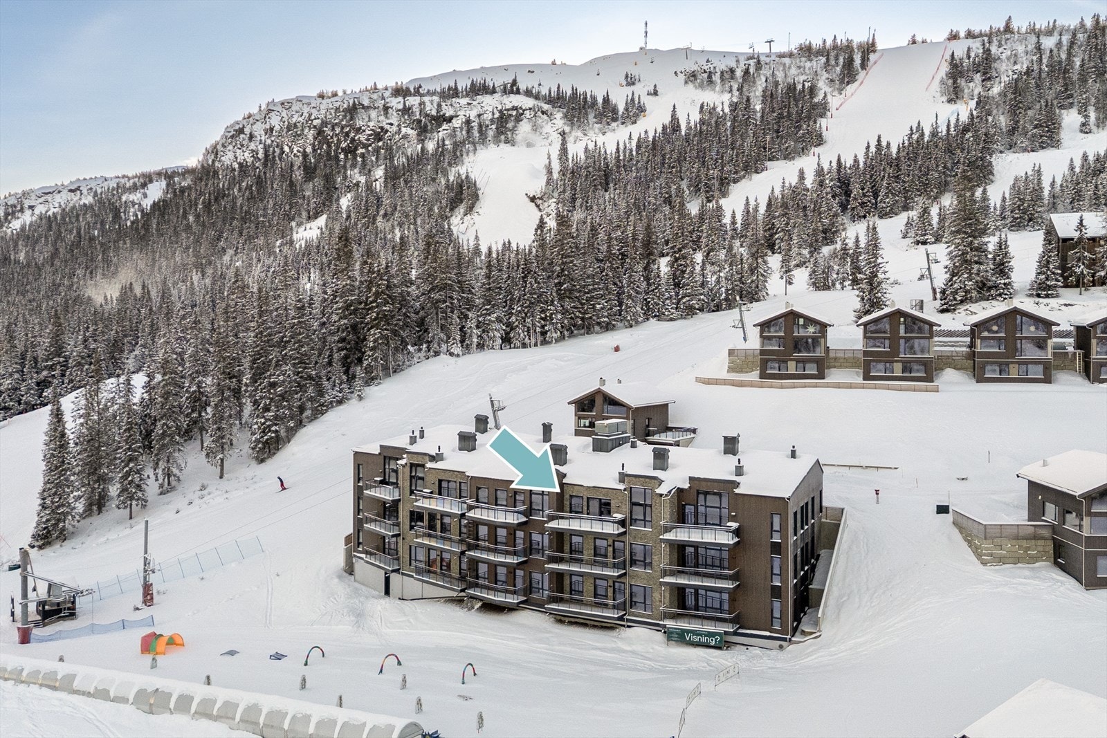 Bygget består av totalt 14 leiligheter, samt garasjeanlegg og boder i felles kjeller. Galleribilde