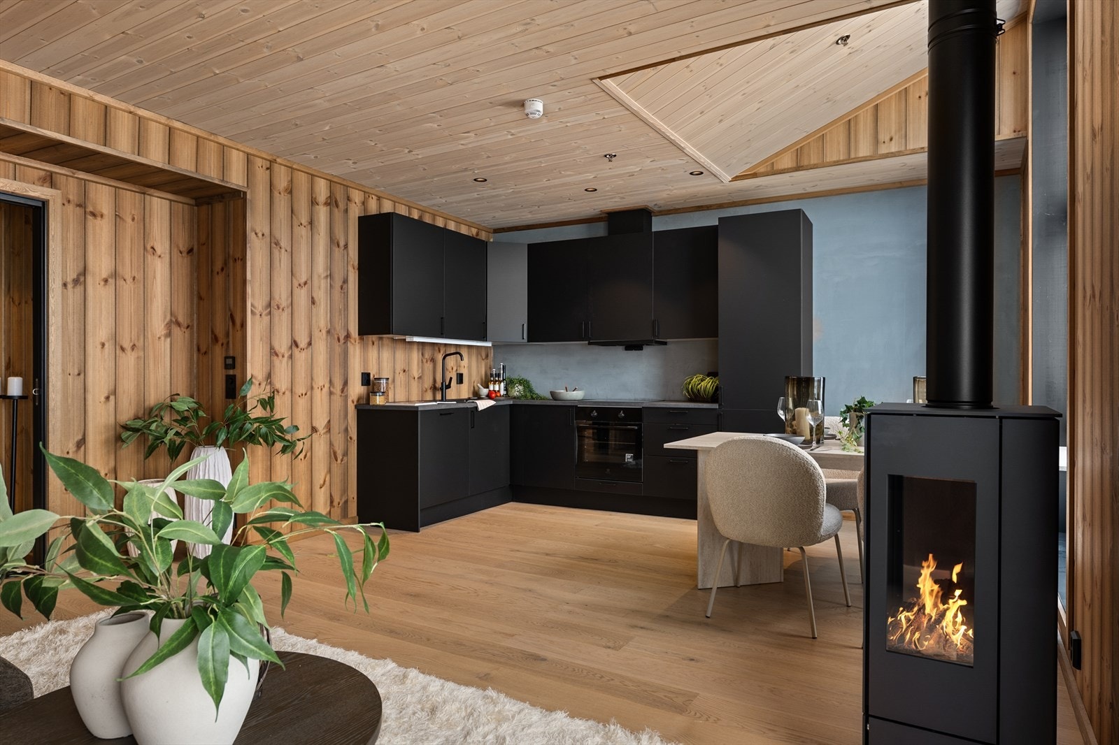 Innredningen består av slitesterk, laminat benkeplate og folierte, slette fronter. Integrerte hvitevarer som kombiskap (kjøl og frys), komfyr, platetopp og oppvaskmaskin. Galleribilde