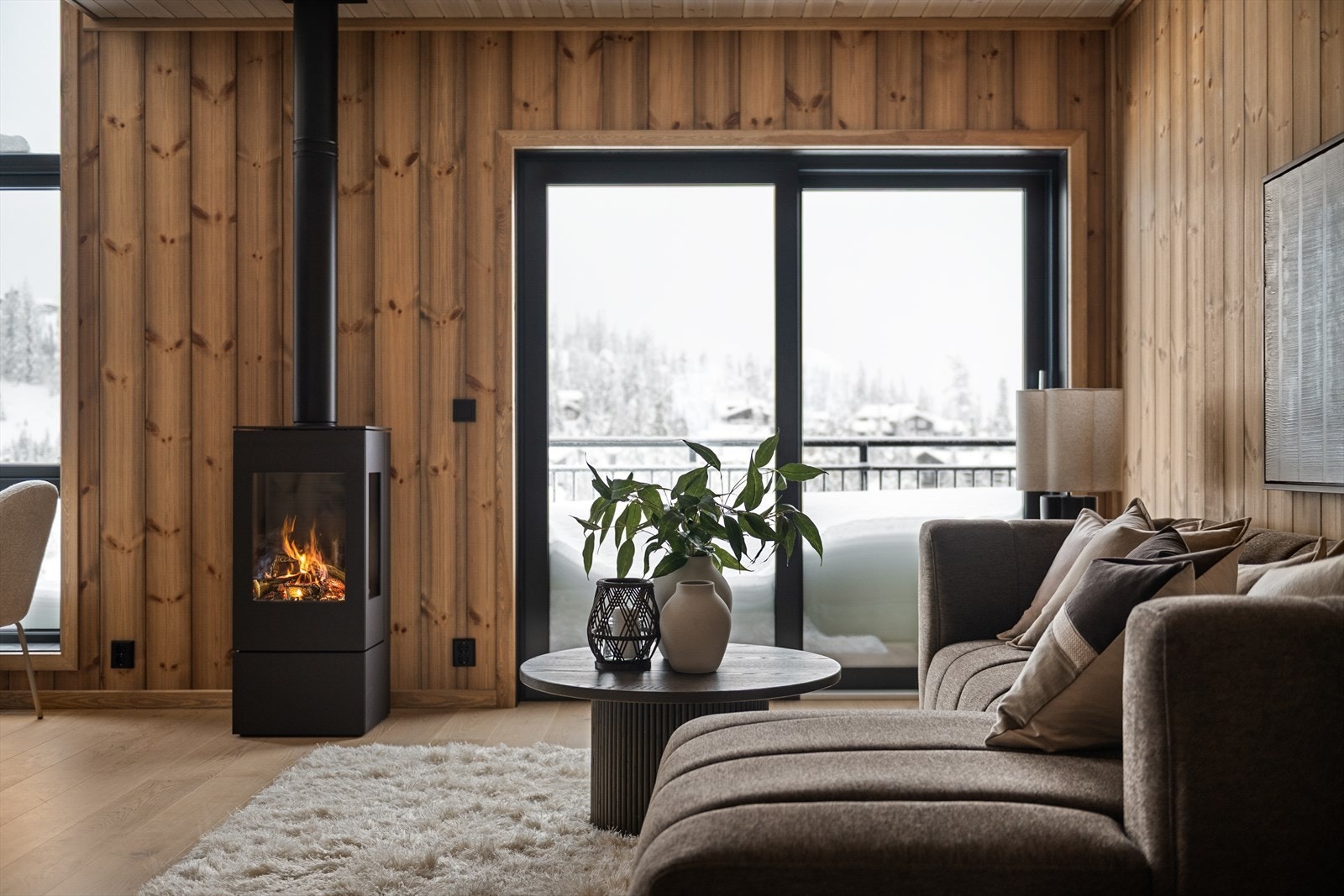 Fra stuen er det utgang til balkong på 10 m2 med fin utsikt mot skianlegget, Gudbrandsgard og nedover dalføret Galleribilde