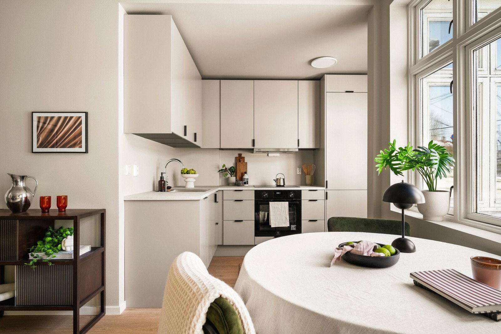 Delvis åpen løsning mot kjøkkenet Galleribilde