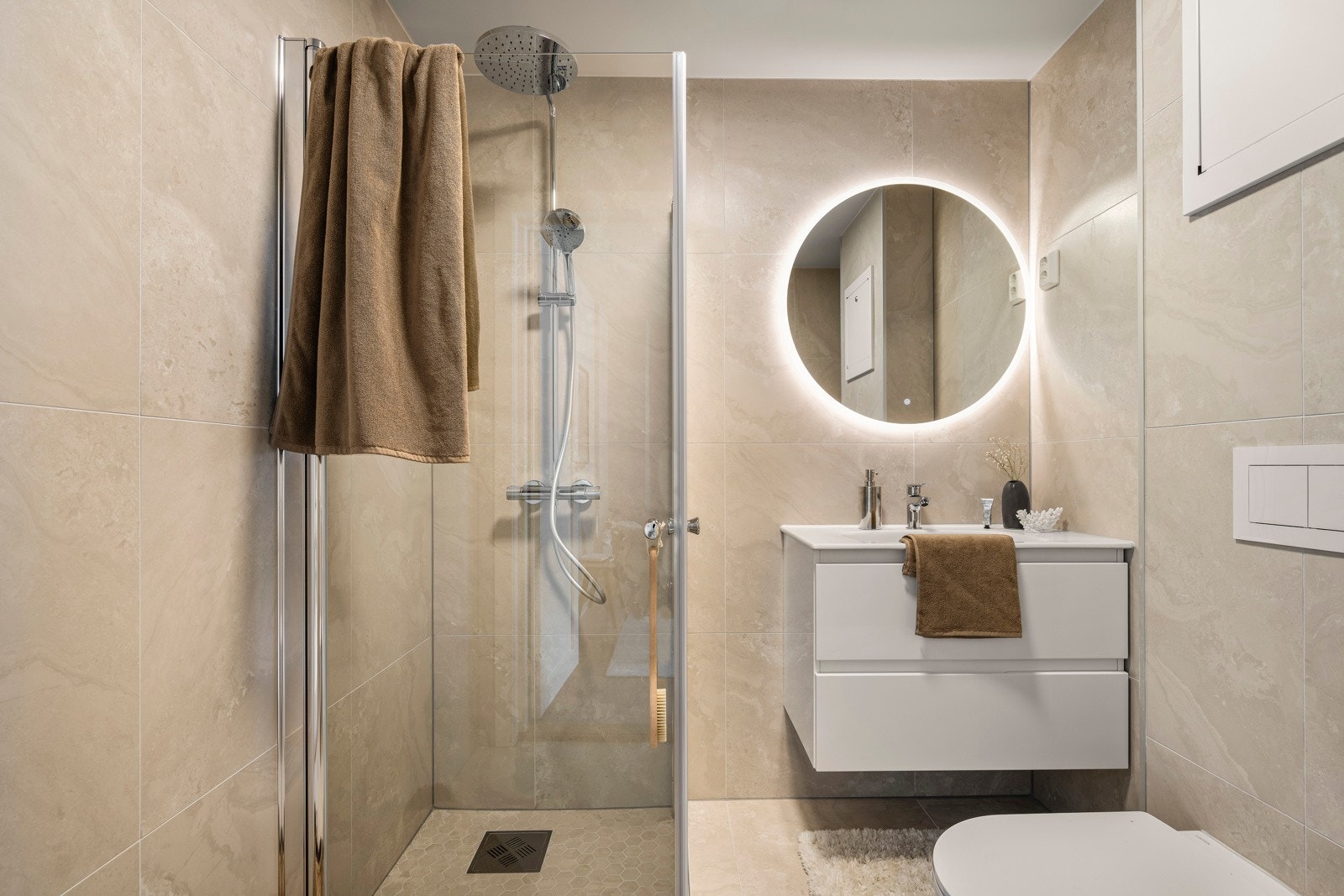 Helfliset bad med varme i gulvet Galleribilde