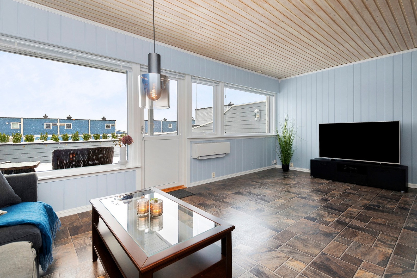 Fra stuen er det utgang til en sydvendt terrasse av tre på ca 52m² Galleribilde