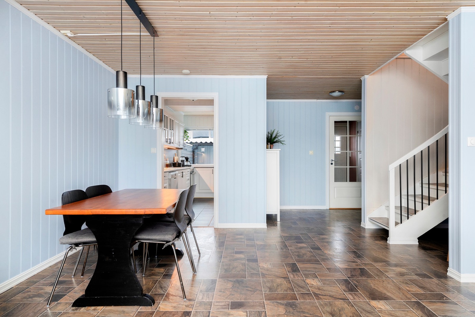 Her er det god plass til å samle familie og venner for et hyggelig måltid! Galleribilde