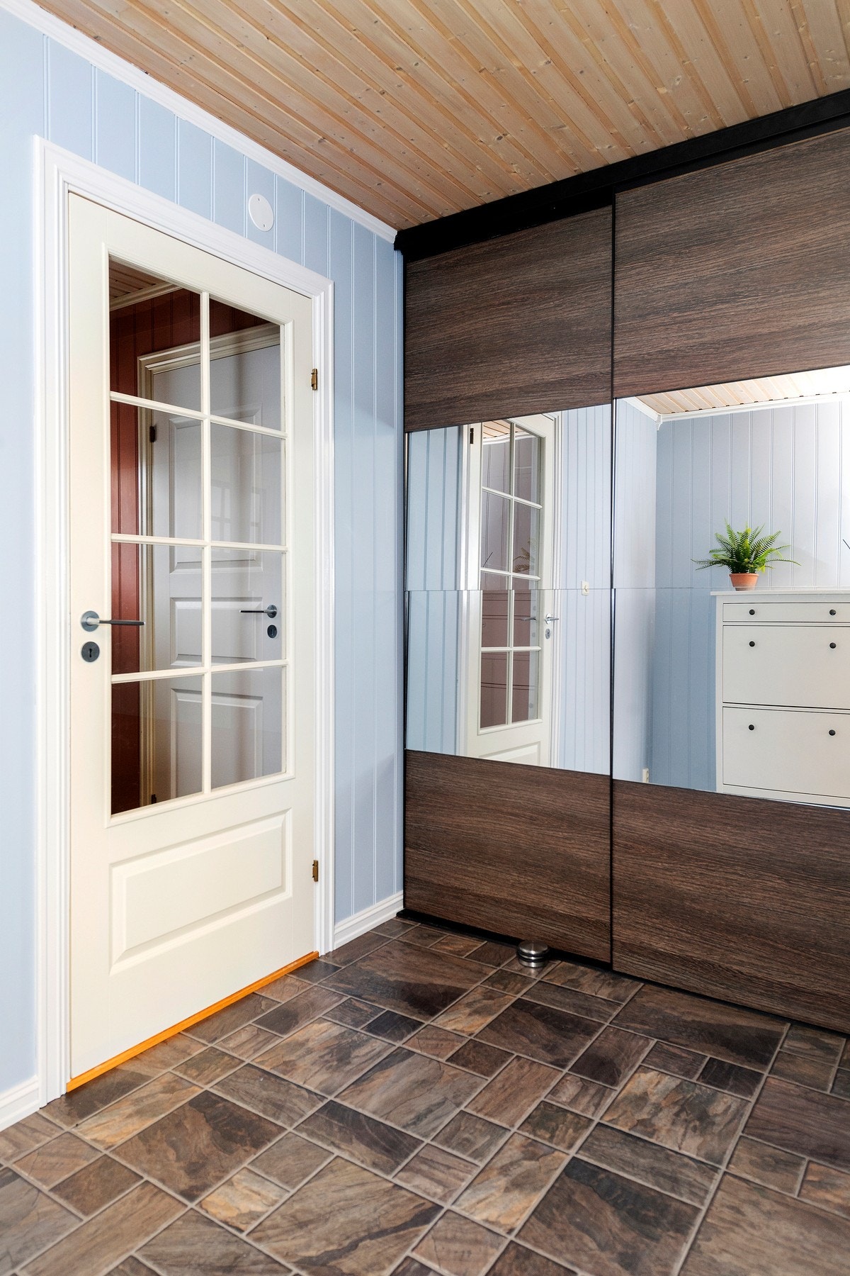 Praktisk integrert garderobeskap gir gode oppbevaringsmuligheter for yttertøy Galleribilde