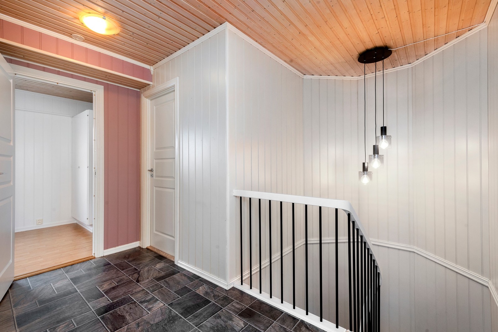 Gangen i 2. etasje har adkomst til 3 soverom, bad og boder. Galleribilde