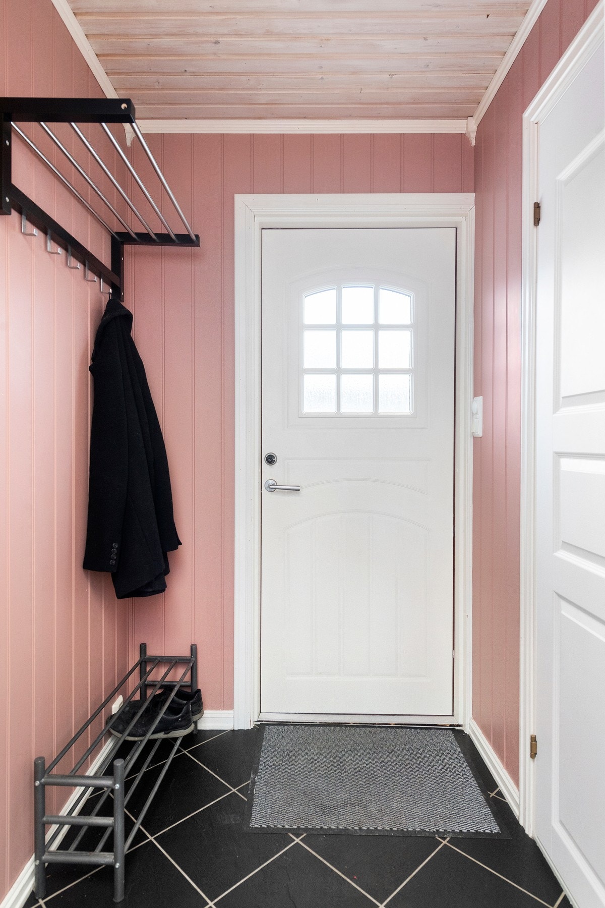 Det første som møter deg i boligen er en lys entré med god plass til å henge fra seg yttertøy og sko - Fra vindfang er det direkte tilknytting til toalett. Galleribilde