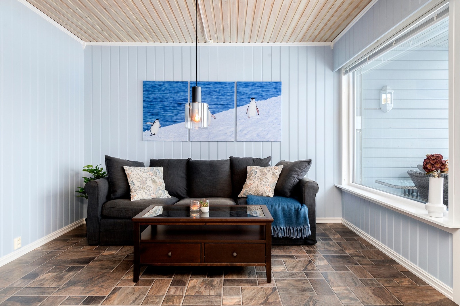 Innbydende hjørne med sofa - Her er det mulighet til å skape en lun lesekrok eller et sosialt samlingspunkt i stuen Galleribilde