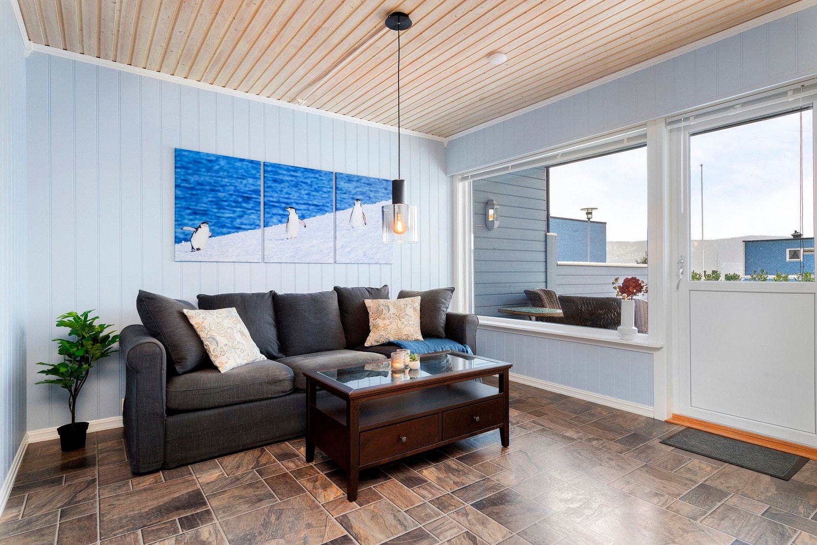 Lys stue med store vindusflater som slipper inn rikelig med naturlig lys Galleribilde