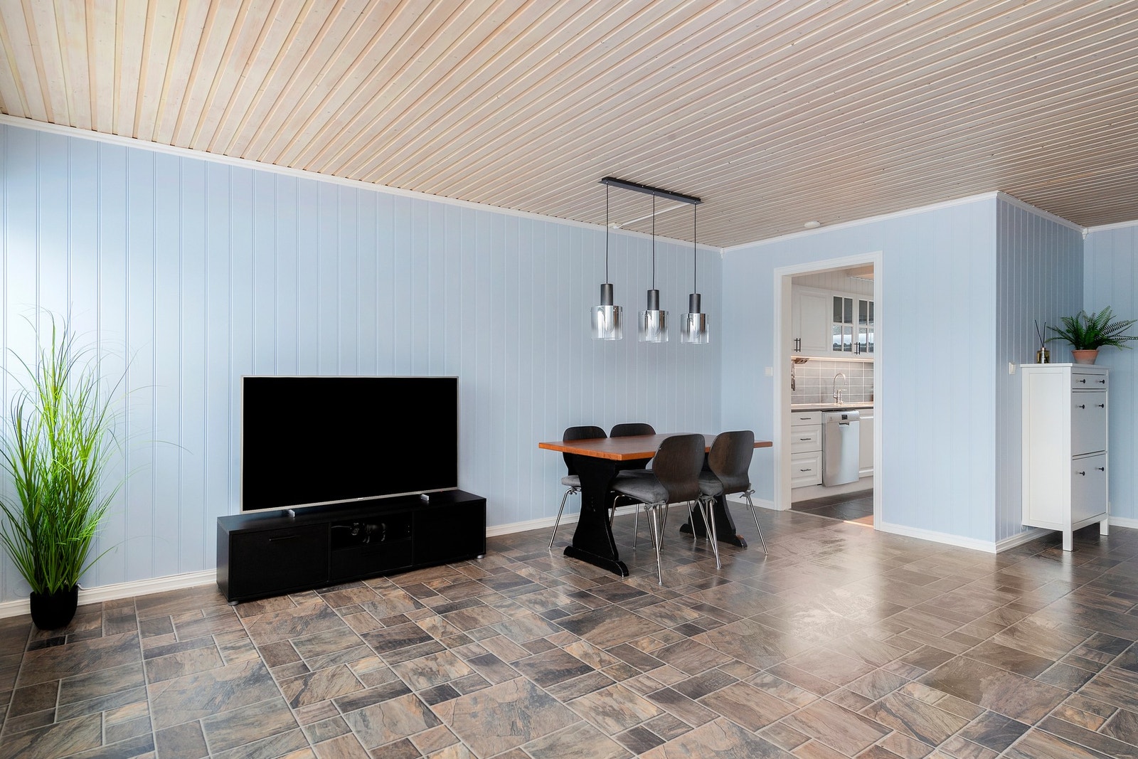 Stuen har malt panel på veggene, lasert panel i himling og laminat på gulv Galleribilde