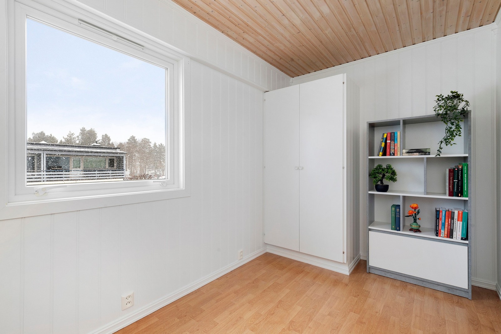 Soverom 3 - Rommet er lyst med mye lysinnslipp og har integrert garderobeskap. Galleribilde