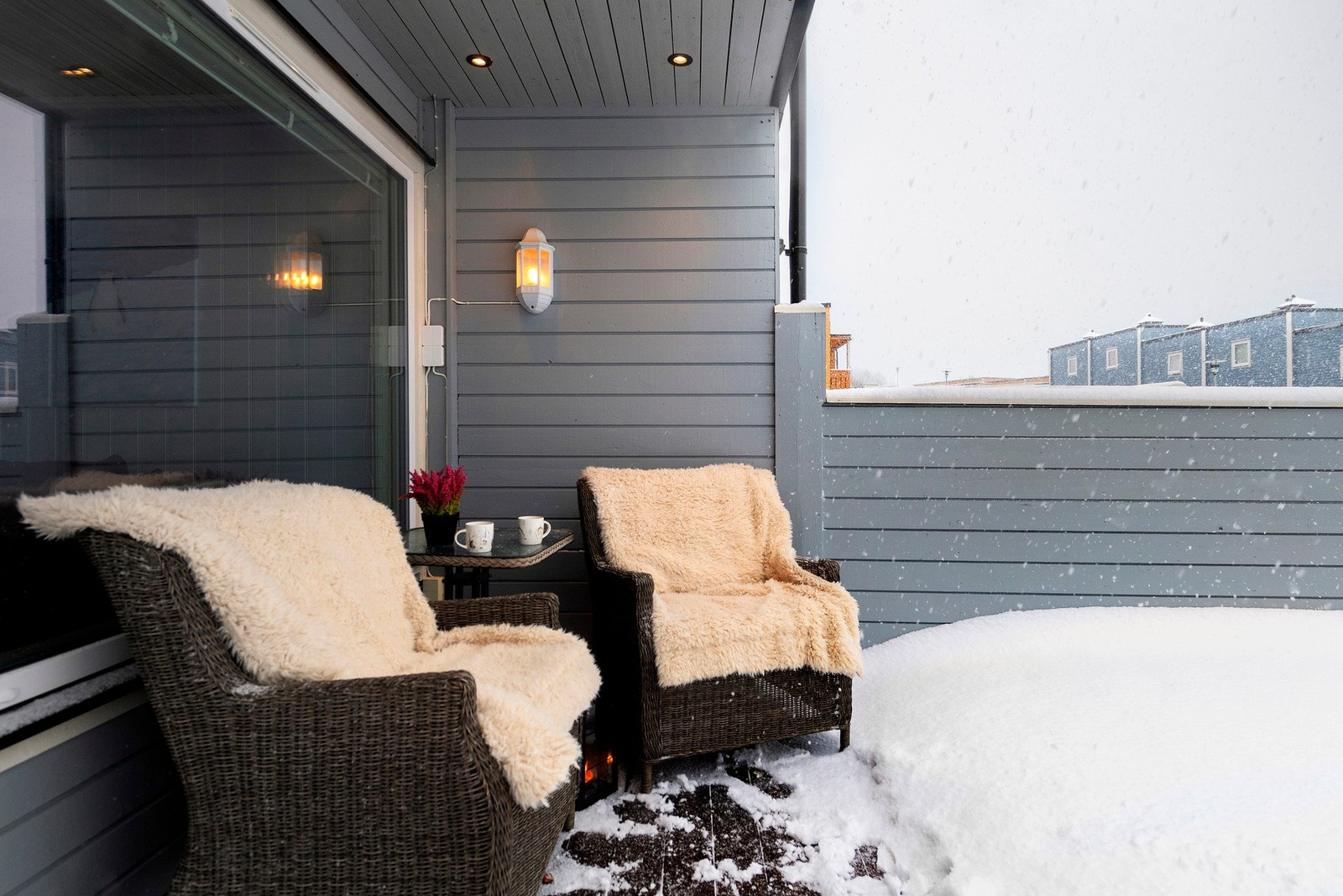 Det er god plass til sittegruppe under overbygd tak med downlights Galleribilde