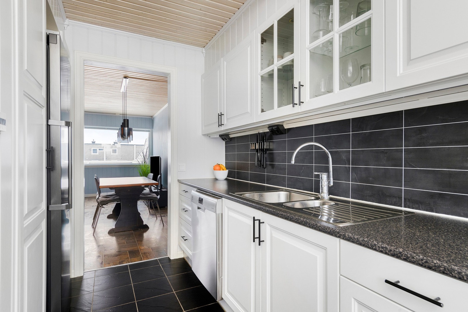 Kjøkkenet har god skap- og benkeplass som gir gode oppbevaringsmuligheter Galleribilde