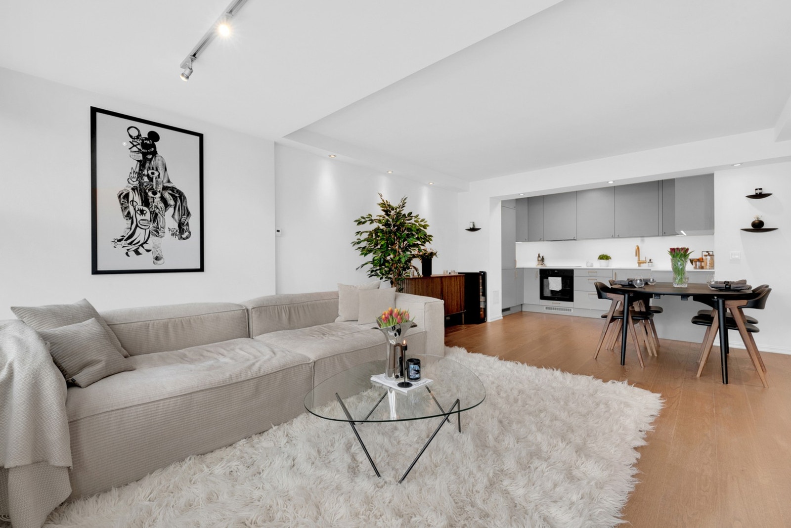 Stuen er pusset opp i nyere tid og fremstår tidløs og moderne. Galleribilde